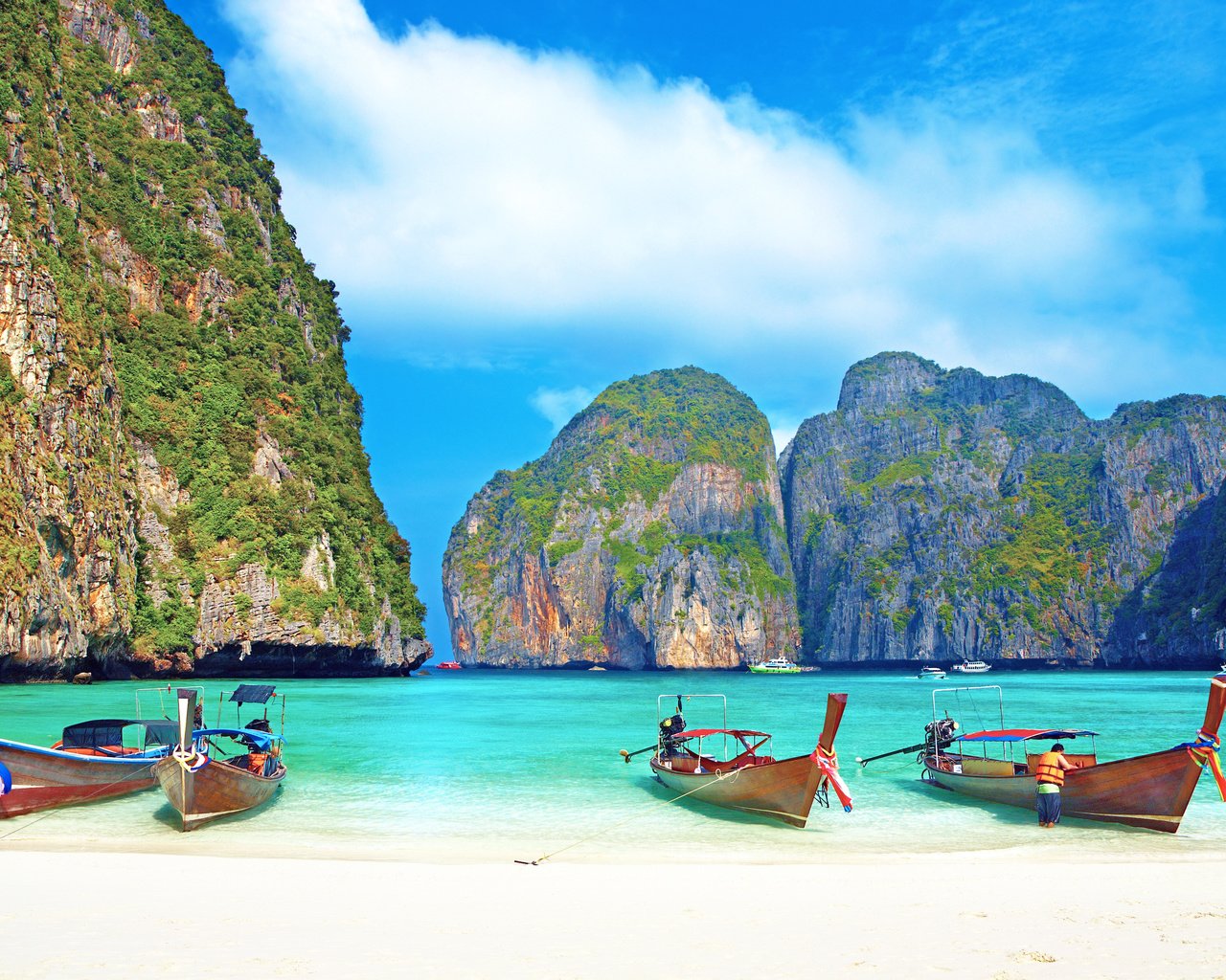 Обои скалы, море, пляж, лодки, таиланд, тропики, rocks, sea, beach, boats, thailand, tropics разрешение 4305x2829 Загрузить