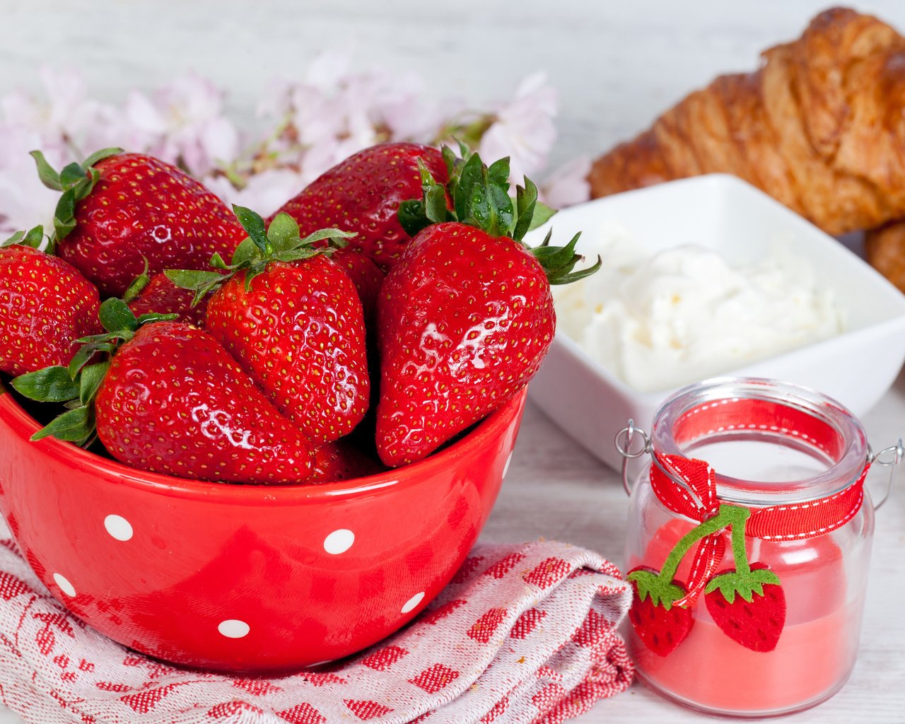 Обои цветы, ягода, клубника, миска, сметана, круассаны, flowers, berry, strawberry, bowl, sour cream, croissants разрешение 2560x1600 Загрузить