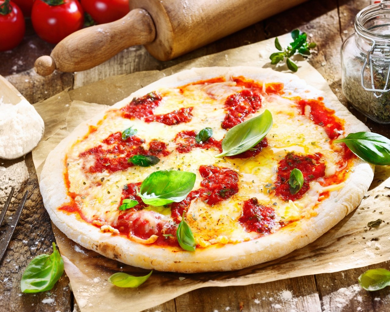 Обои сыр, нож, помидоры, пицца, специи, cheese, knife, tomatoes, pizza, spices разрешение 2560x1600 Загрузить