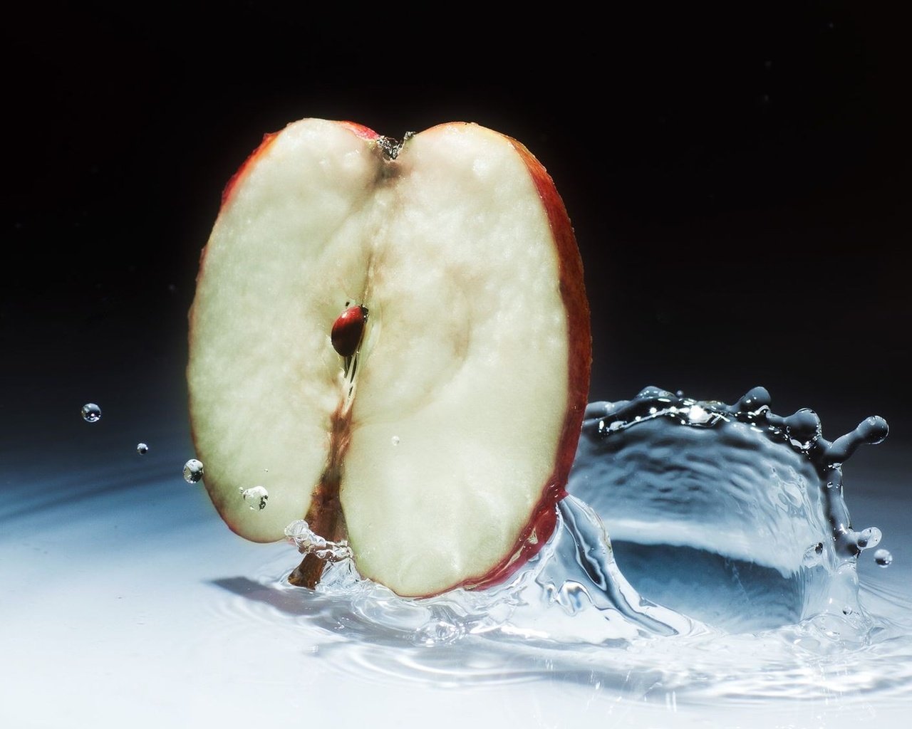 Обои вода, капли, фрукты, брызги, яблоко, половинка, water, drops, fruit, squirt, apple, half разрешение 2000x1125 Загрузить