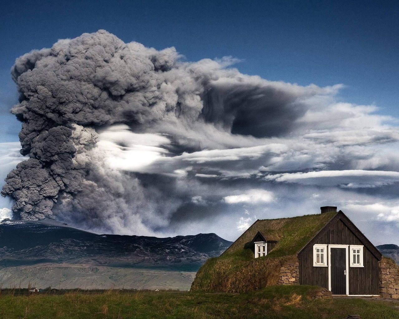 Обои горы, природа, дым, домик, вулкан, исландия, пепел, mountains, nature, smoke, house, the volcano, iceland, ash разрешение 1920x1200 Загрузить