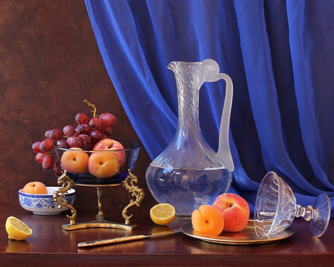 Обои виноград, фрукты, лимон, натюрморт, графин, абрикосы, рюмка, grapes, fruit, lemon, still life, decanter, apricots, glass разрешение 2048x1389 Загрузить