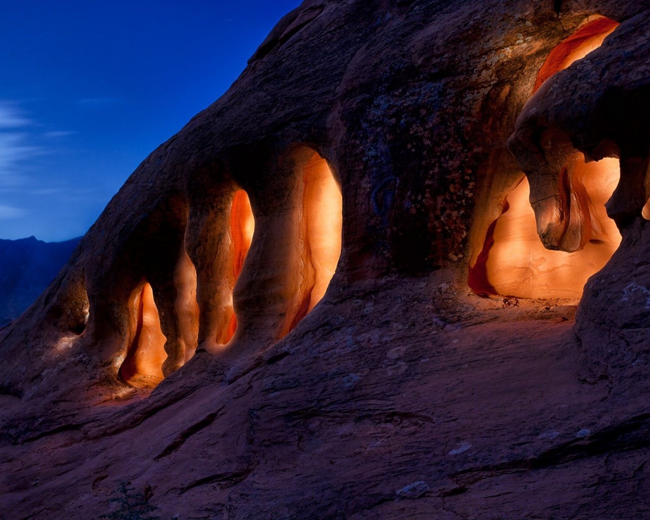 Обои свет, ночь, скала, сша, пещера, невада, светящиеся пещеры, light, night, rock, usa, cave, nevada, glowing caves разрешение 1920x1080 Загрузить