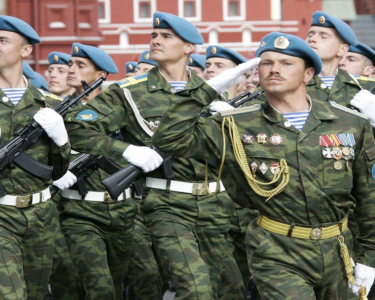 Обои россия, красная площадь, парад, вдв, день вдв, russia, red square, parade, airborne, day of airborne forces разрешение 2560x1440 Загрузить