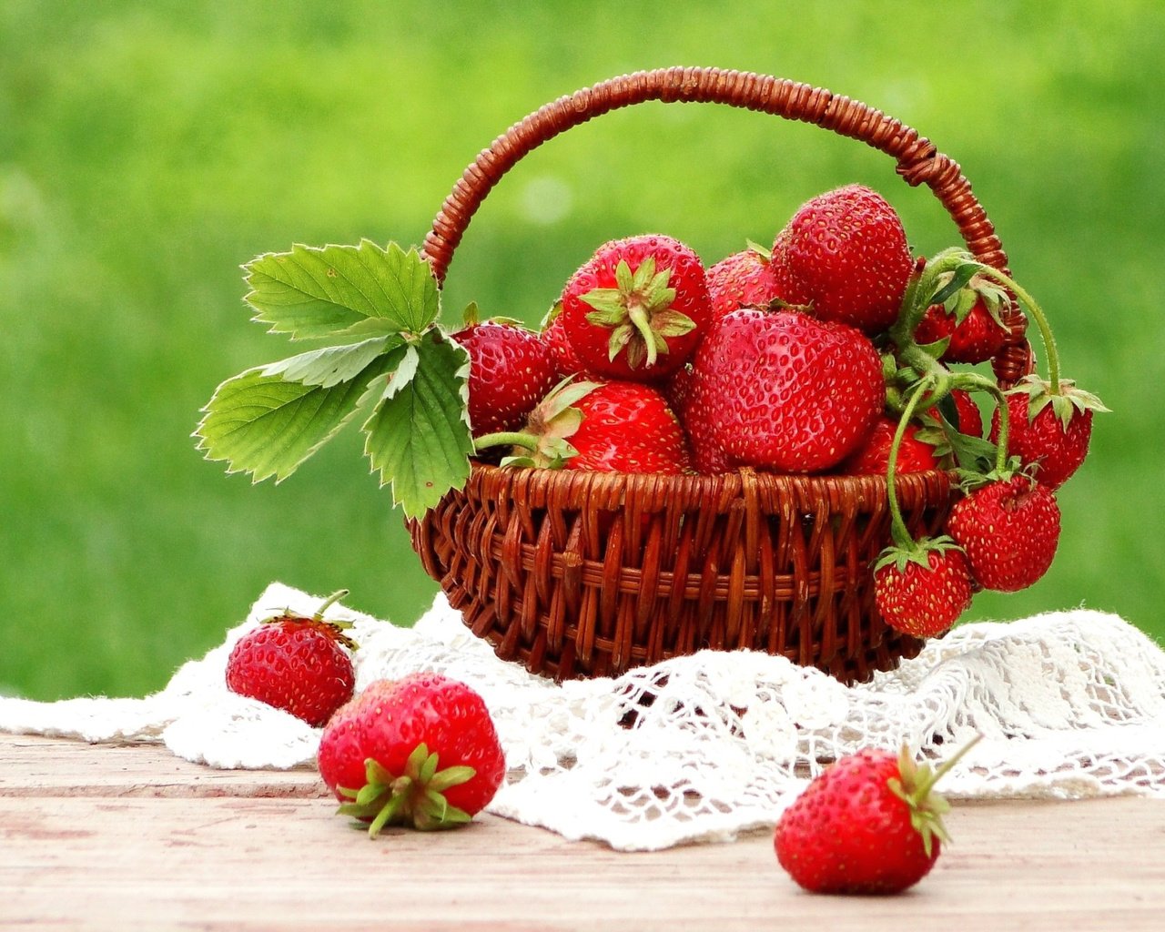 Обои клубника, ягоды, салфетка, корзинка, strawberry, berries, napkin, basket разрешение 2000x1330 Загрузить