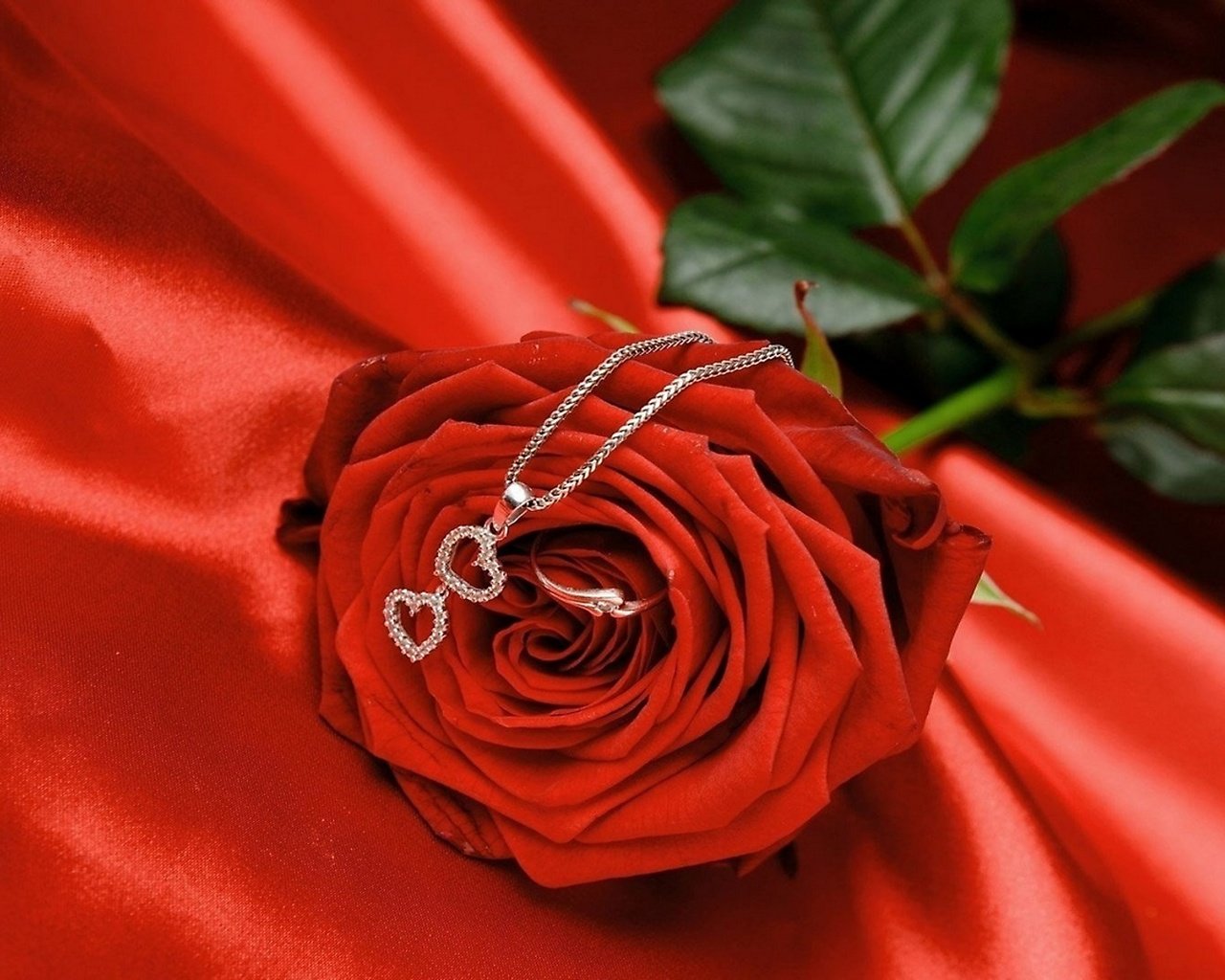 Сердце розы кольцо
