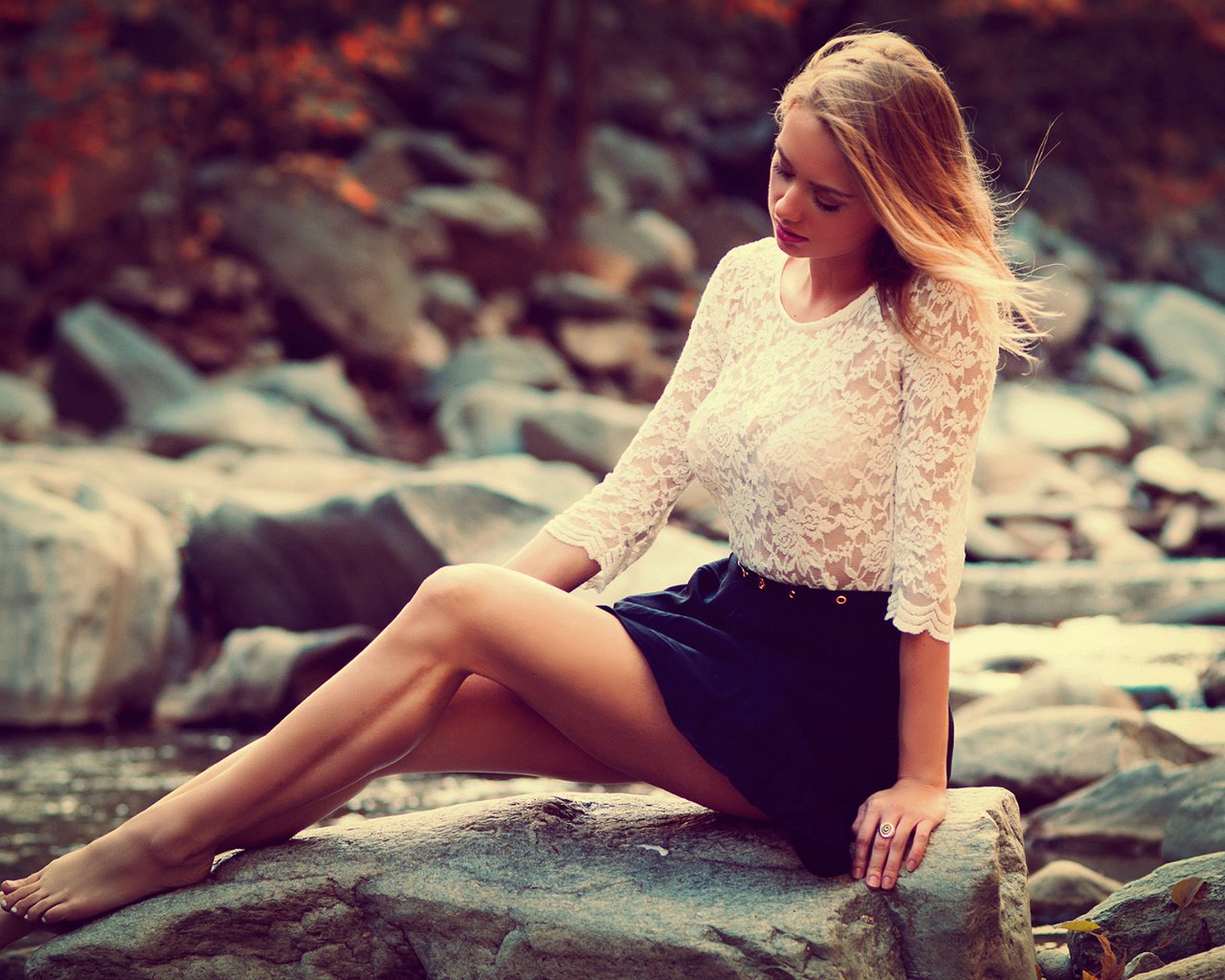 Обои камни, девушка, блондинка, юбка, сидит, блузка, stones, girl, blonde, skirt, sitting, blouse разрешение 1928x1280 Загрузить