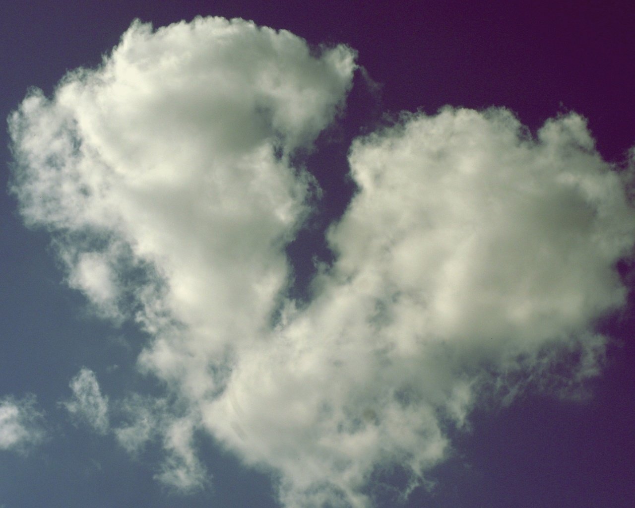 Обои небо, облака, настроение, облако, сердце, the sky, clouds, mood, cloud, heart разрешение 2560x1600 Загрузить