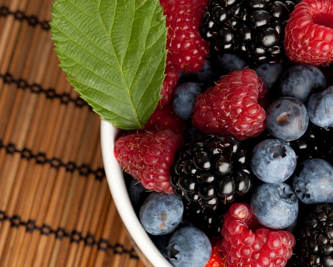 Обои малина, ягода, еда, ягоды, черника, ежевика, raspberry, berry, food, berries, blueberries, blackberry разрешение 1920x1200 Загрузить