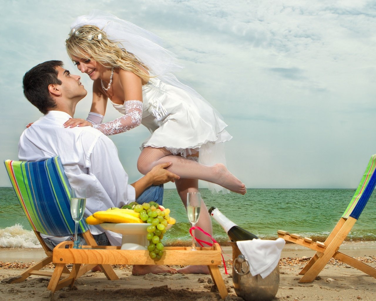 Обои девушка, море, пляж, парень, жених, невеста, фата, girl, sea, beach, guy, the groom, the bride, veil разрешение 2560x1600 Загрузить