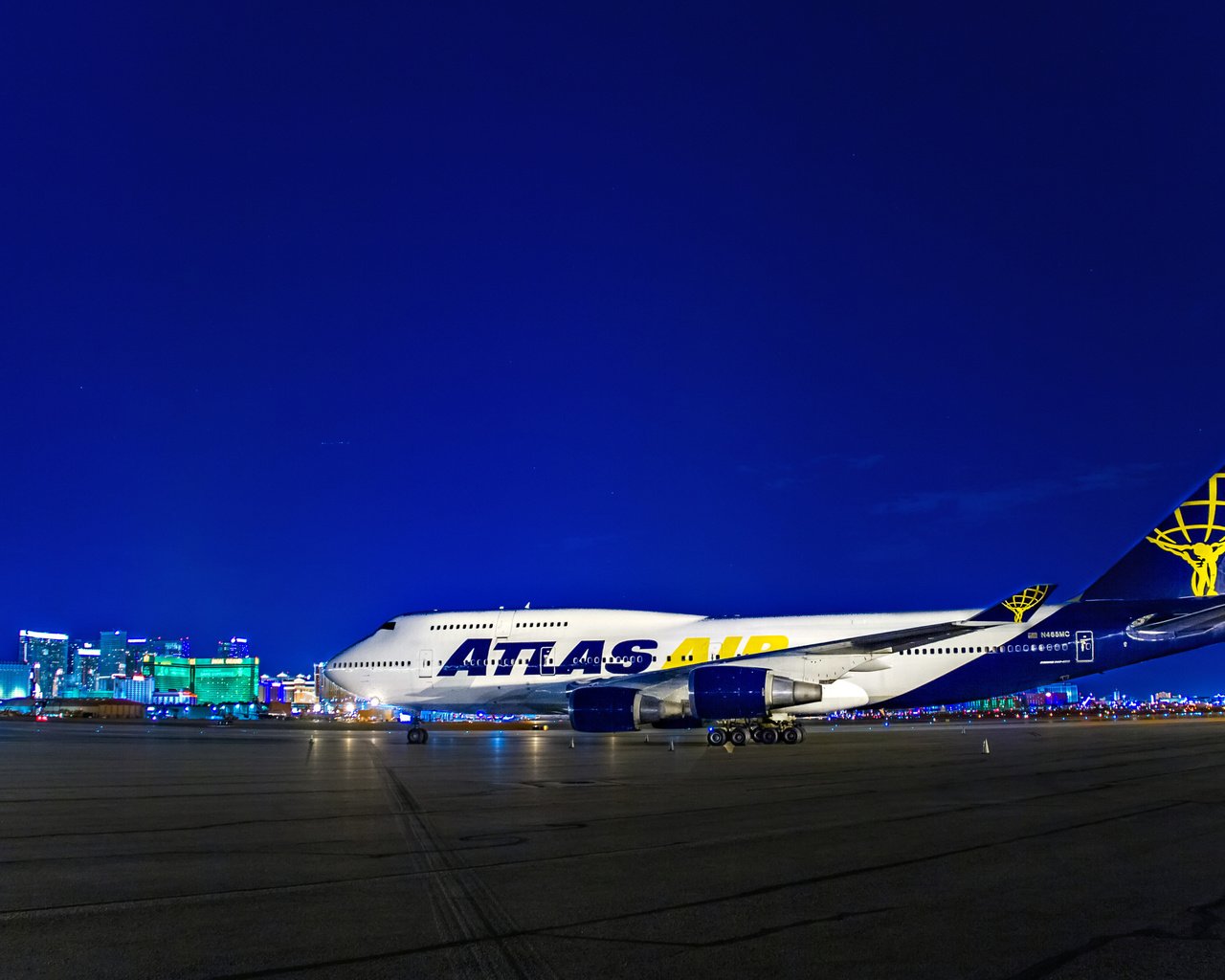 Обои ночь, огни, самолет, boeing 747, воинг 747, night, lights, the plane, boing 747 разрешение 2560x1600 Загрузить