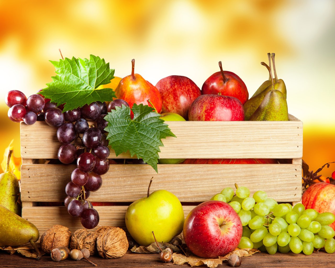 Обои орехи, виноград, фрукты, яблоки, осень, урожай, груши, ящик, nuts, grapes, fruit, apples, autumn, harvest, pear, box разрешение 2560x1600 Загрузить