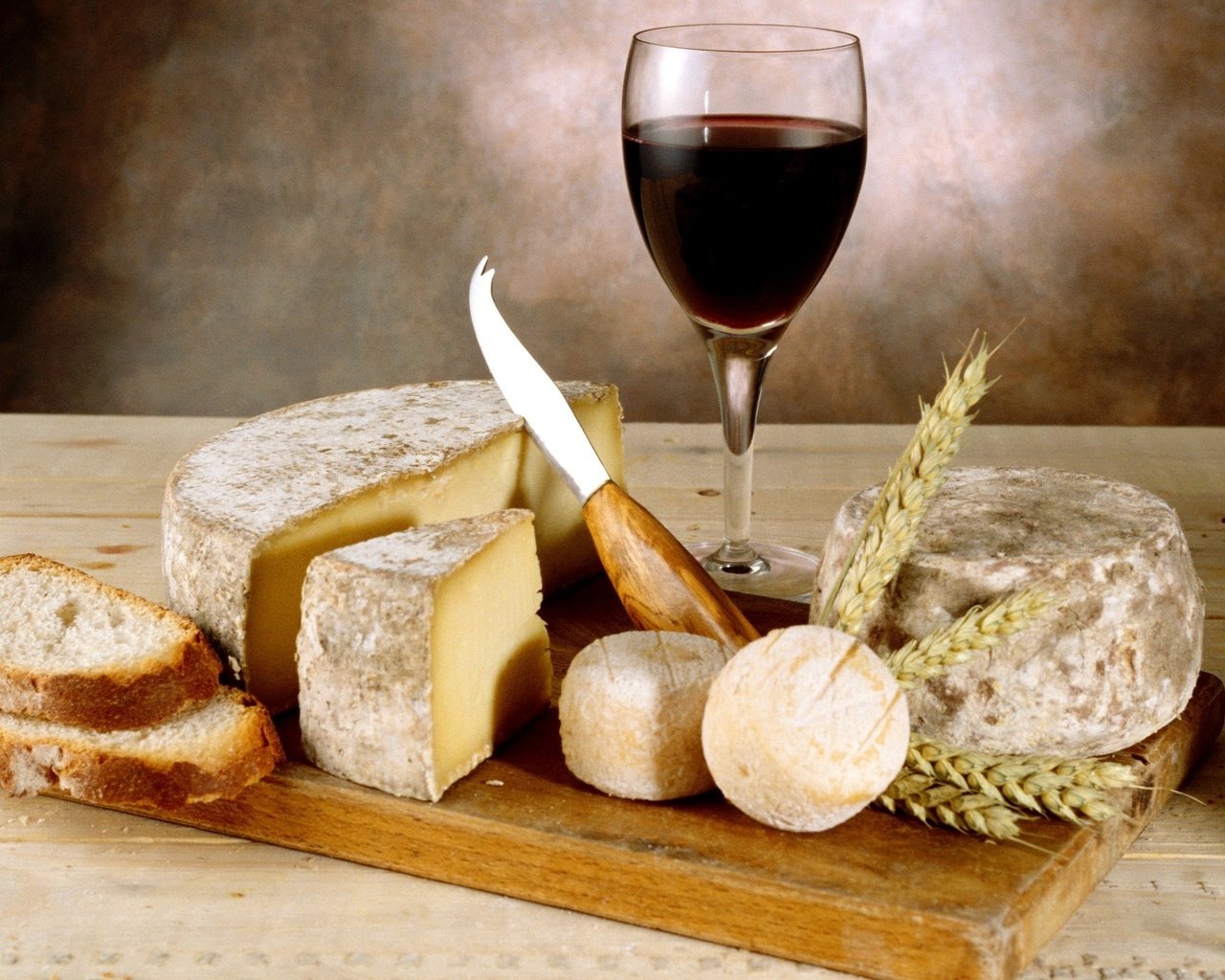 Обои доска, бокал, сыр, хлеб, вино, красное, board, glass, cheese, bread, wine, red разрешение 2560x1600 Загрузить