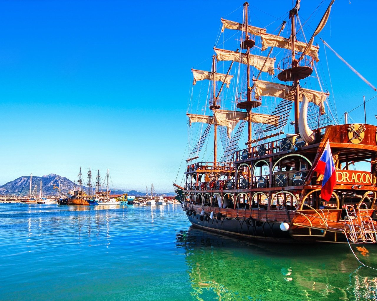 Обои парусный корабль в порту аланьи, sailing ship in the port of alanya разрешение 2880x1800 Загрузить