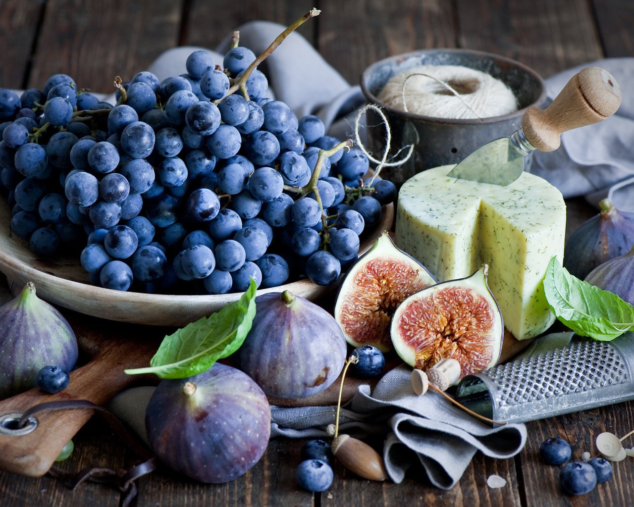 Обои виноград, сыр, натюрморт, инжир, фиги, тёрка, grapes, cheese, still life, figs, grater разрешение 1920x1200 Загрузить