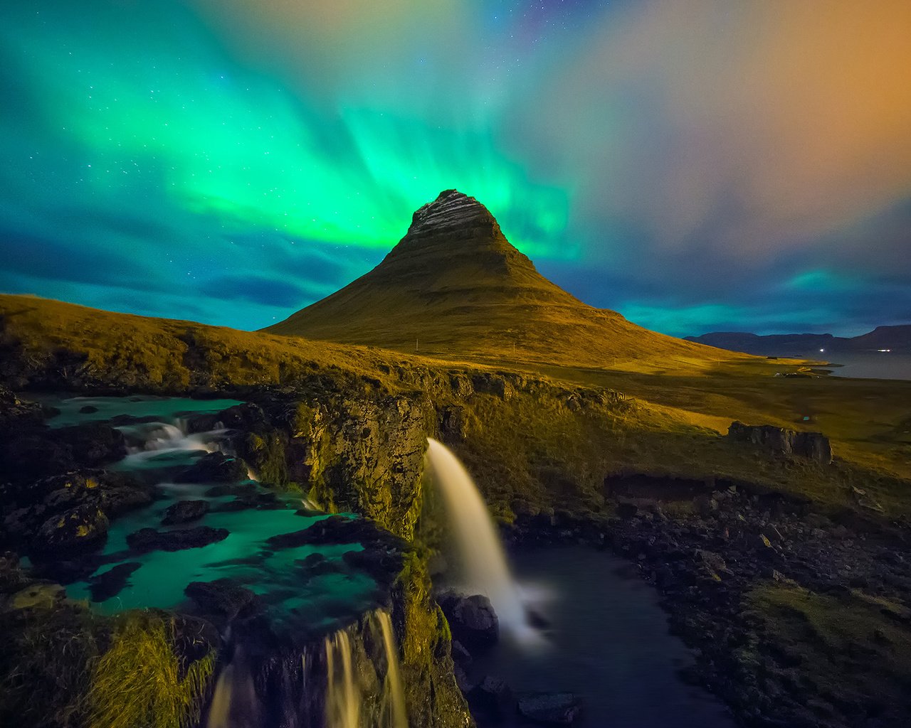 Обои водопад, исландия, aurora borealis, киркьюфетль, waterfall, iceland, kirkjufell разрешение 1920x1200 Загрузить