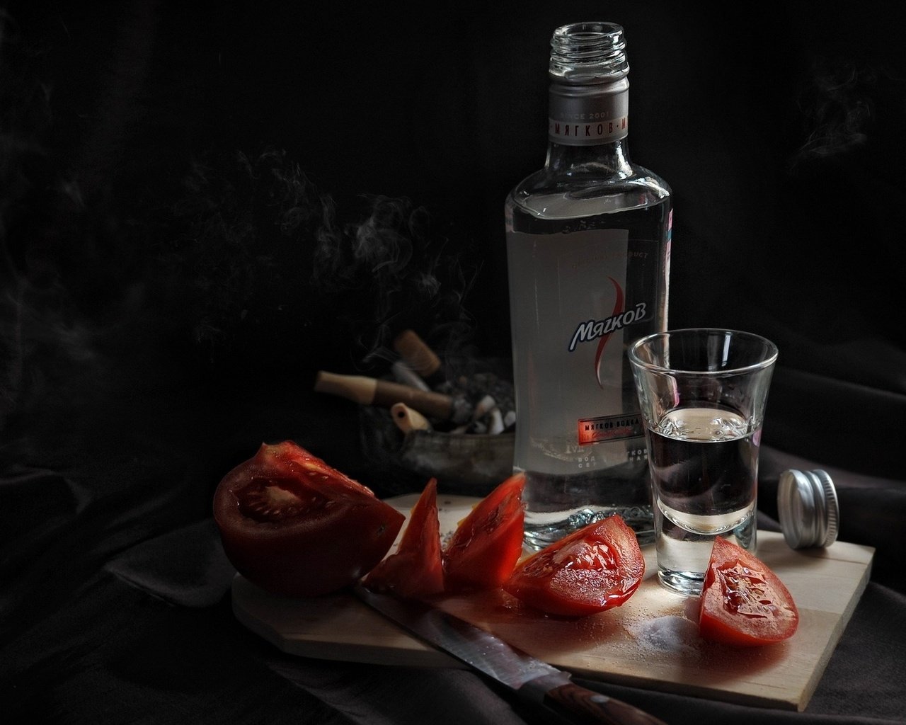 Обои доска, нож, водка, помидоры, рюмка, board, knife, vodka, tomatoes, glass разрешение 1920x1200 Загрузить