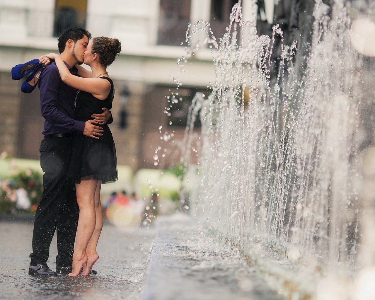 Фото парень и девушка целуются на улице