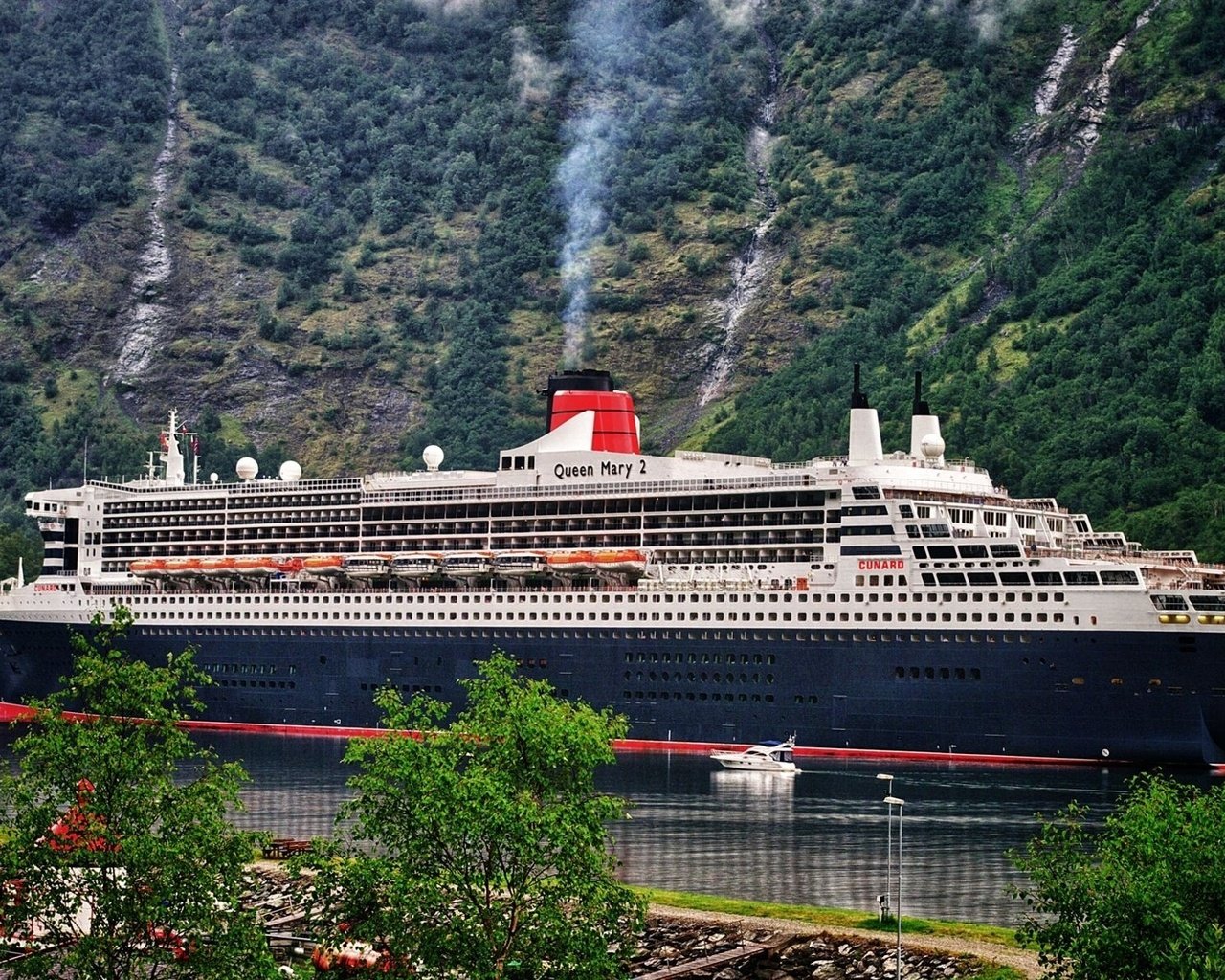 Обои горы, queen mary 2., лес, корабль, лайнер, 2, пролив, пассажирский, ручьи, куин мэри, queen mary, mountains, forest, ship, liner, strait, passenger, streams разрешение 2000x1189 Загрузить