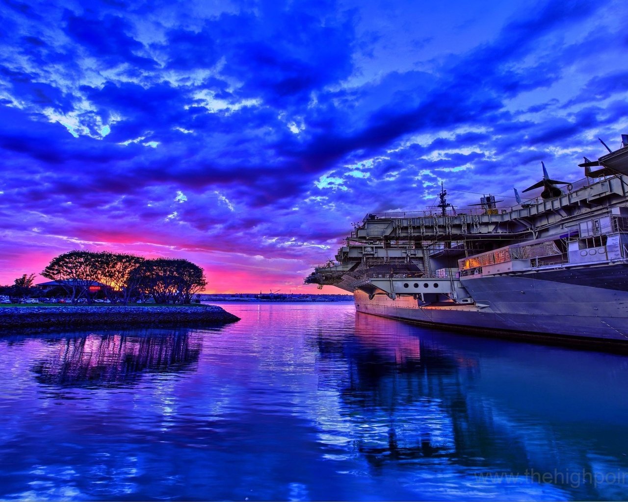 Обои фото, огромного, авианосца, у причала, photo, huge, carrier, at the pier разрешение 2560x1600 Загрузить