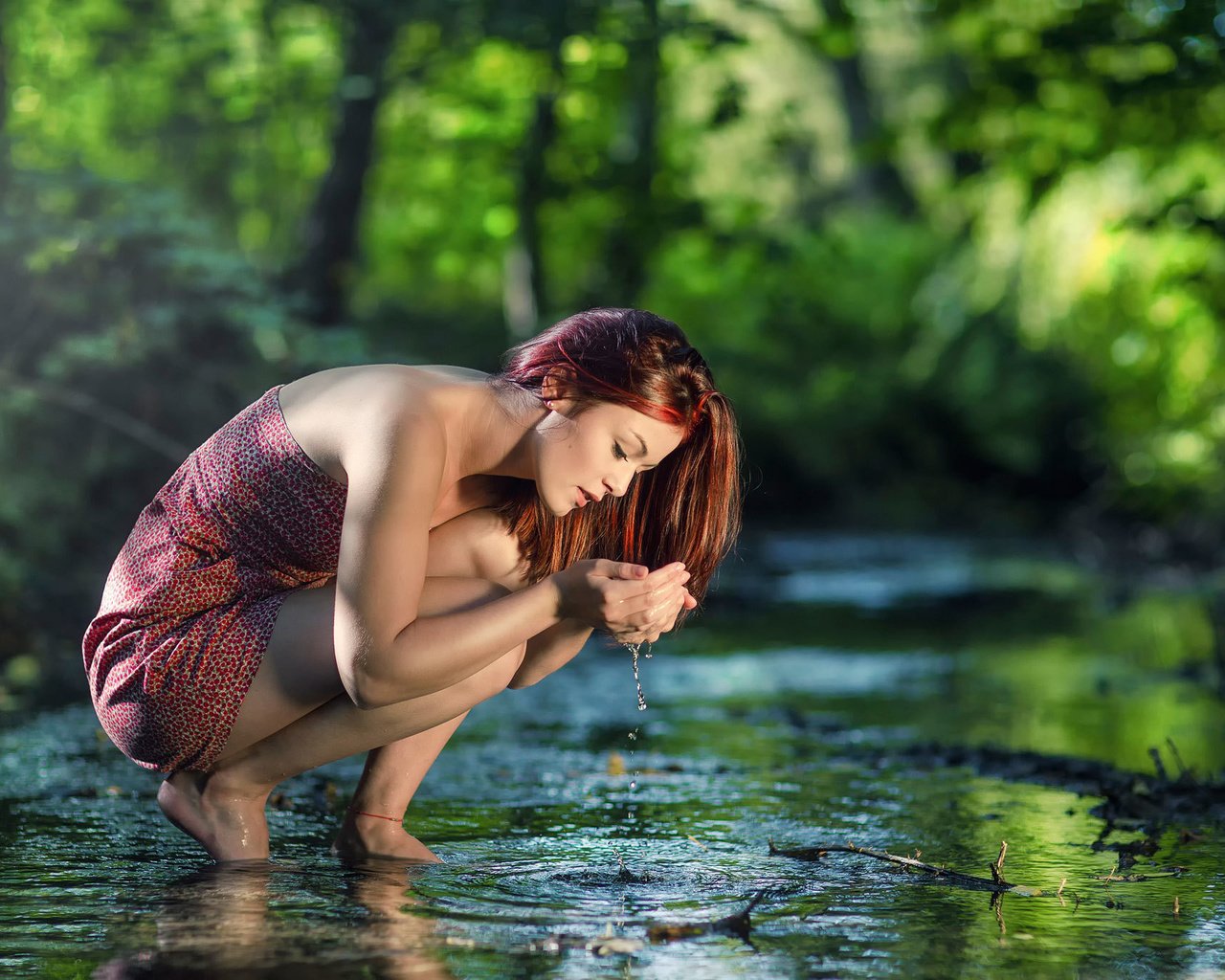 Обои вода, природа, девушка, отражение, ручей, течение, water, nature, girl, reflection, stream, for разрешение 2048x1365 Загрузить