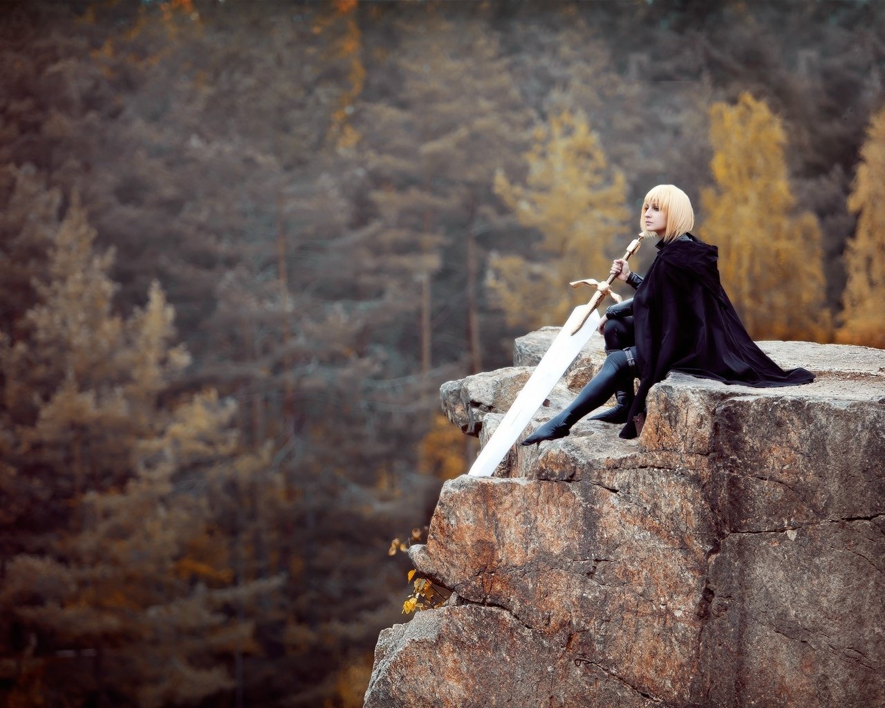 Обои деревья, лес, девушка, скала, блондинка, меч, косплей, trees, forest, girl, rock, blonde, sword, cosplay разрешение 2000x1270 Загрузить