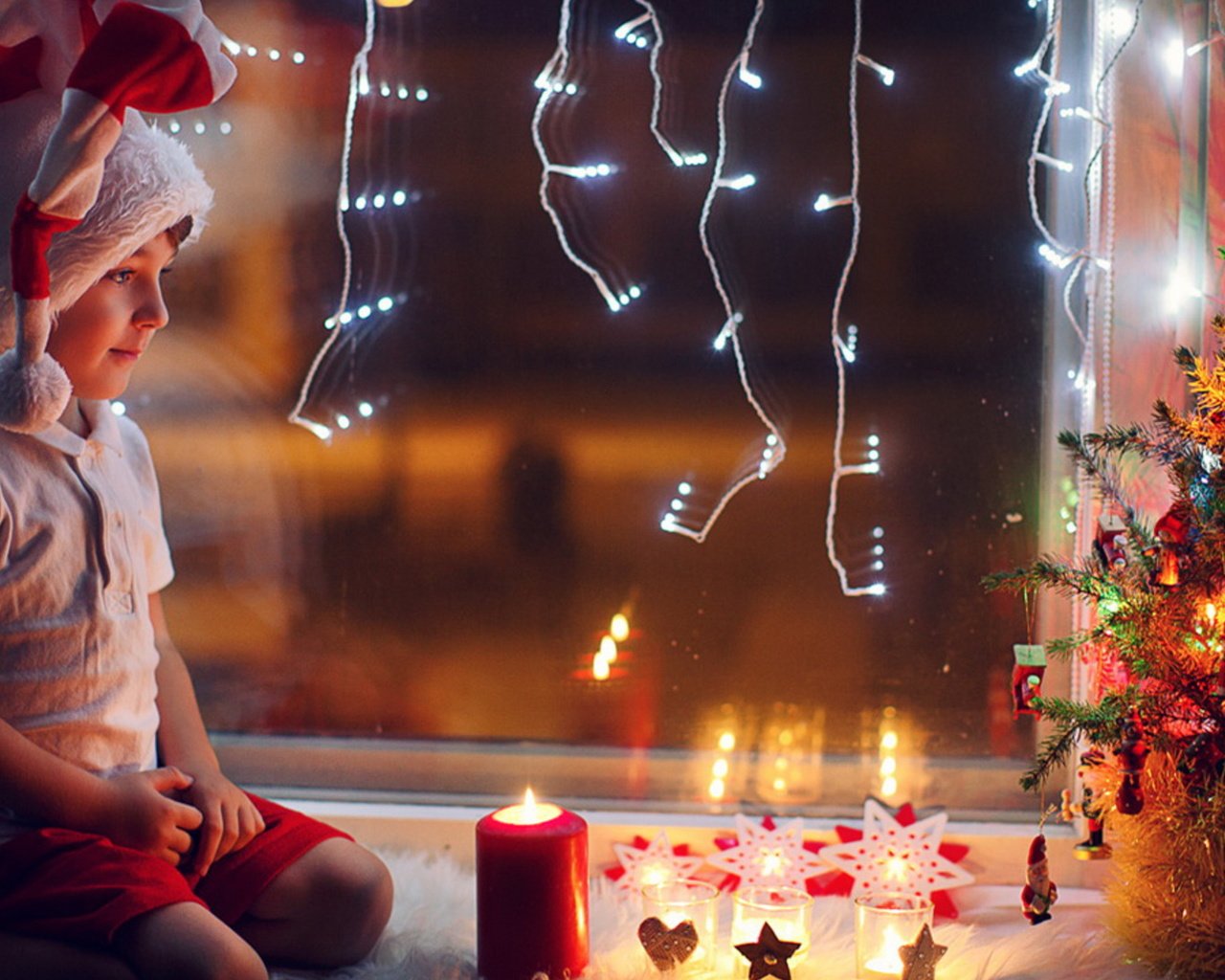 Обои мальчик, на подоконнике, сидящий, boy, on the windowsill, sitting разрешение 1920x1080 Загрузить