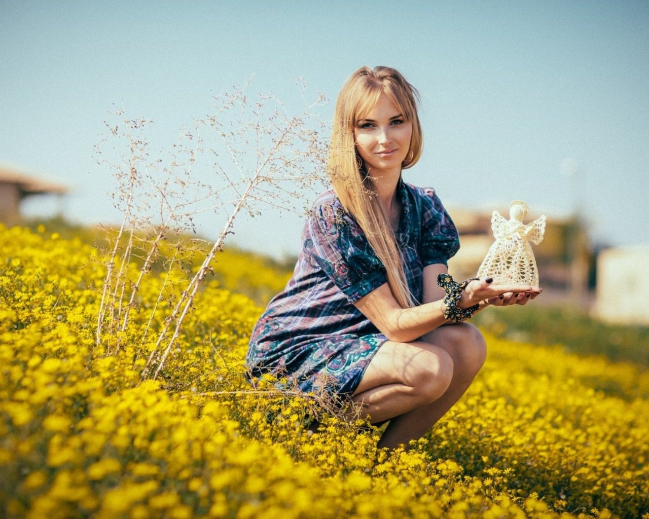 Обои девушка, платье, улыбка, лето, луг, ангел, желтые цветы, girl, dress, smile, summer, meadow, angel, yellow flowers разрешение 2033x1271 Загрузить