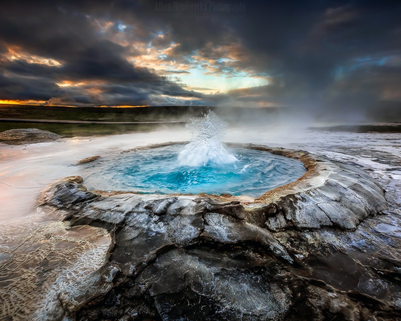 Вода гейзеров исландии. Долина гейзеров Исландия. Долина гейзеров Хаукадалур в Исландии. Исландия гейзерные поля. Великий Гейсир Исландия.