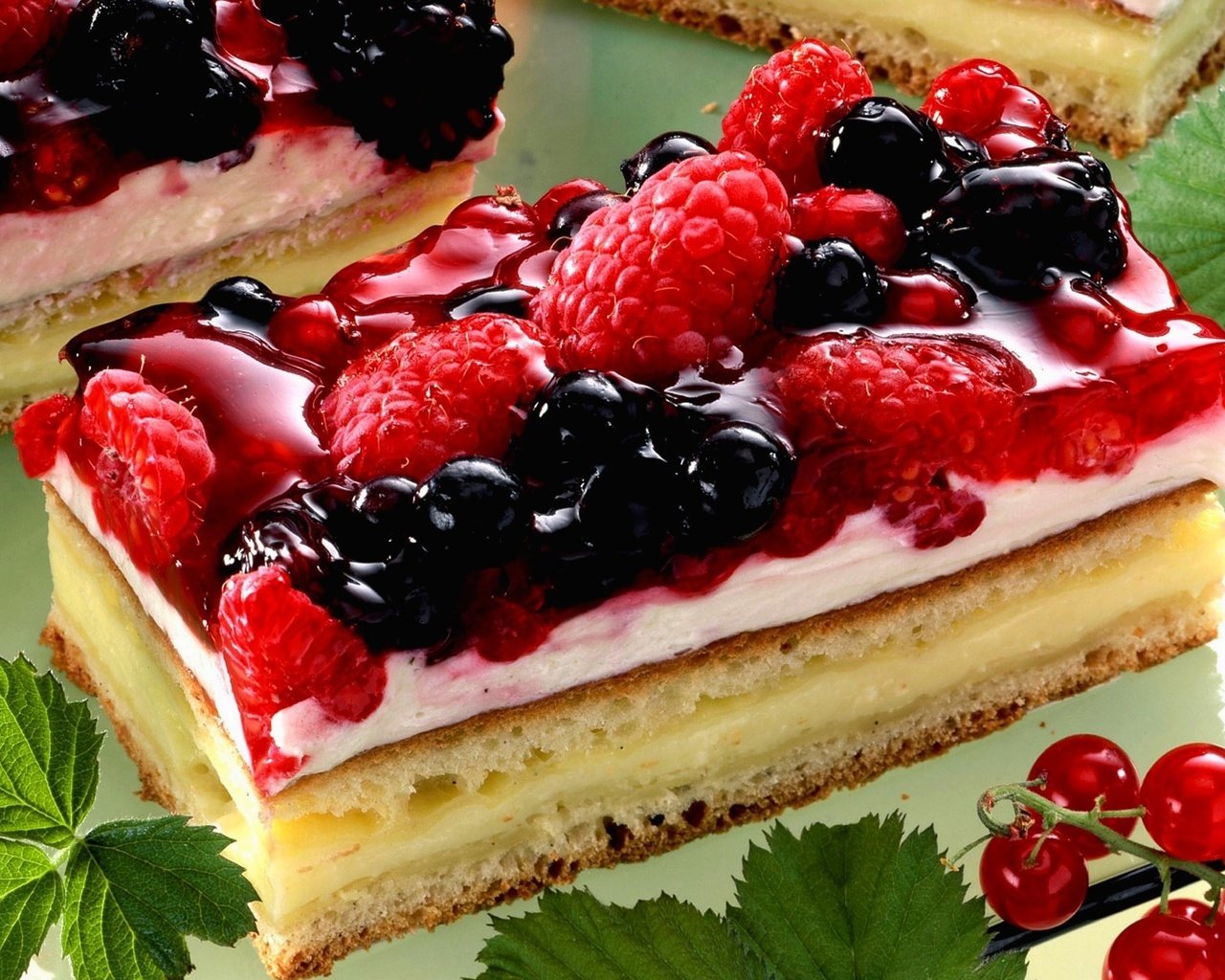 Обои малина, красная смородина, cheesecake., raspberry, red currant разрешение 2048x1536 Загрузить