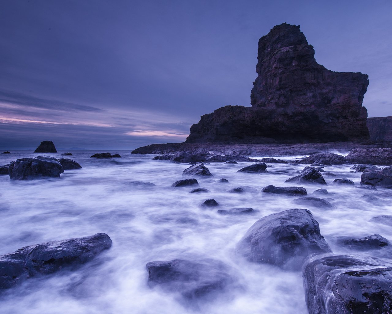 Обои скалы, камни, берег, великобритания, залив, шотландия, rocks, stones, shore, uk, bay, scotland разрешение 2048x1223 Загрузить