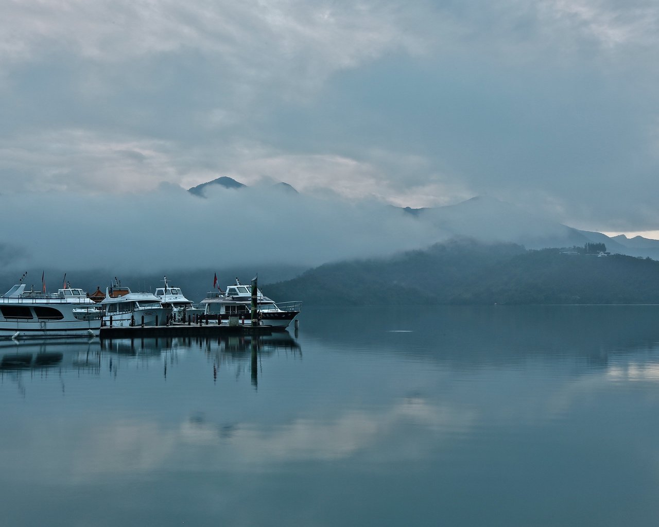 Обои горы, туман, лодки, залив, mountains, fog, boats, bay разрешение 2048x1144 Загрузить