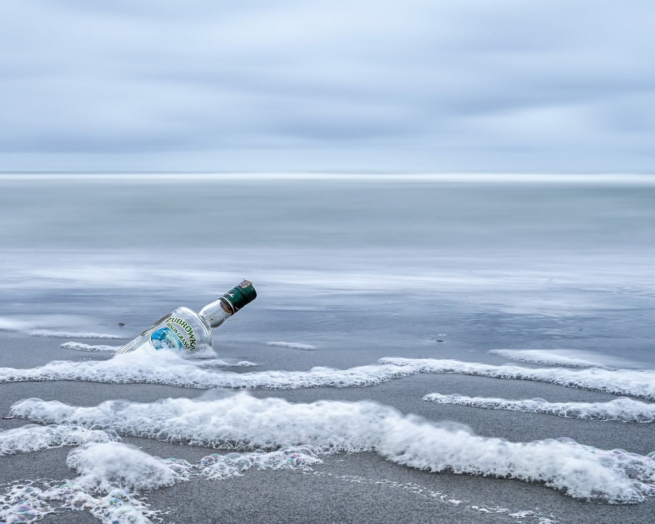 Обои берег, море, пляж, бутылка, зубровка, водка пейзаж, shore, sea, beach, bottle, sweet grass, vodka landscape разрешение 1920x1080 Загрузить