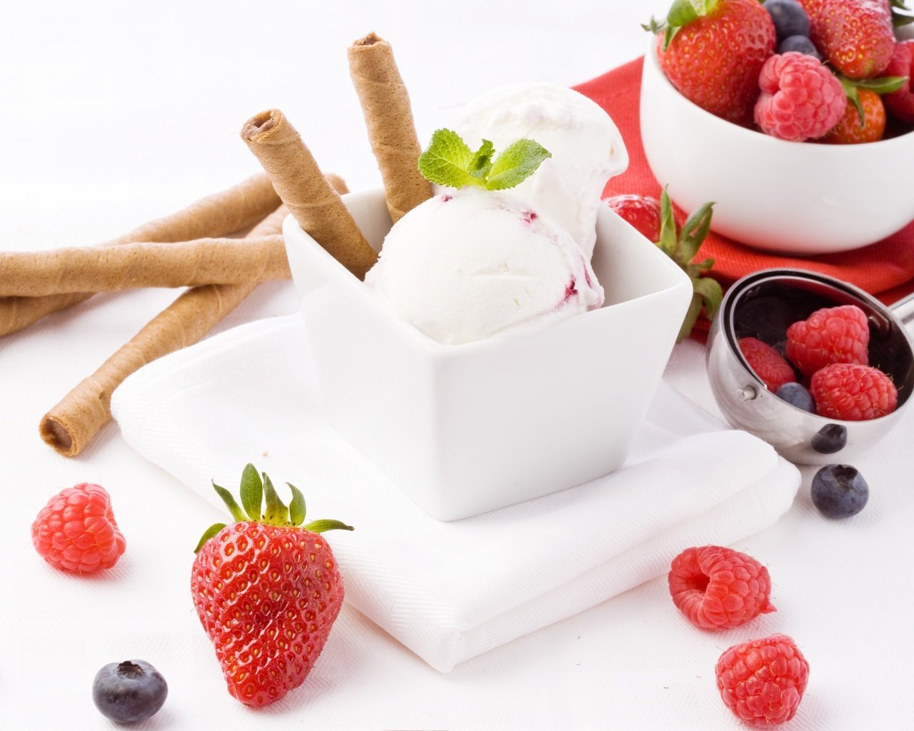 Обои малина, мороженое, клубника, сладкое, десерт, вафли, raspberry, ice cream, strawberry, sweet, dessert, waffles разрешение 3740x2660 Загрузить