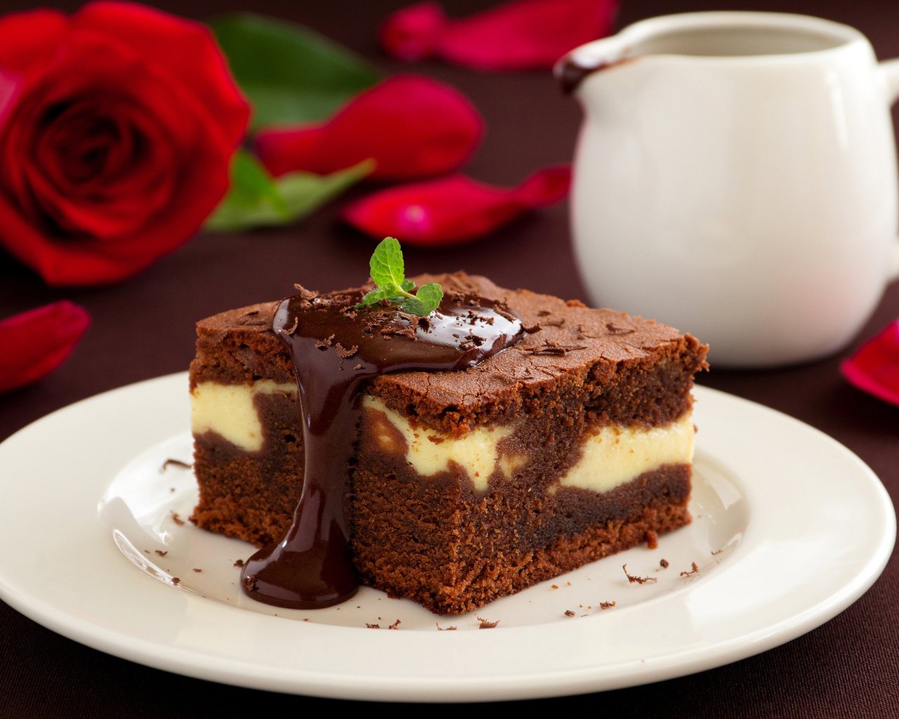 Обои розы, шоколад, сладкое, торт, пирожное, кусочек, roses, chocolate, sweet, cake, piece разрешение 2000x1333 Загрузить