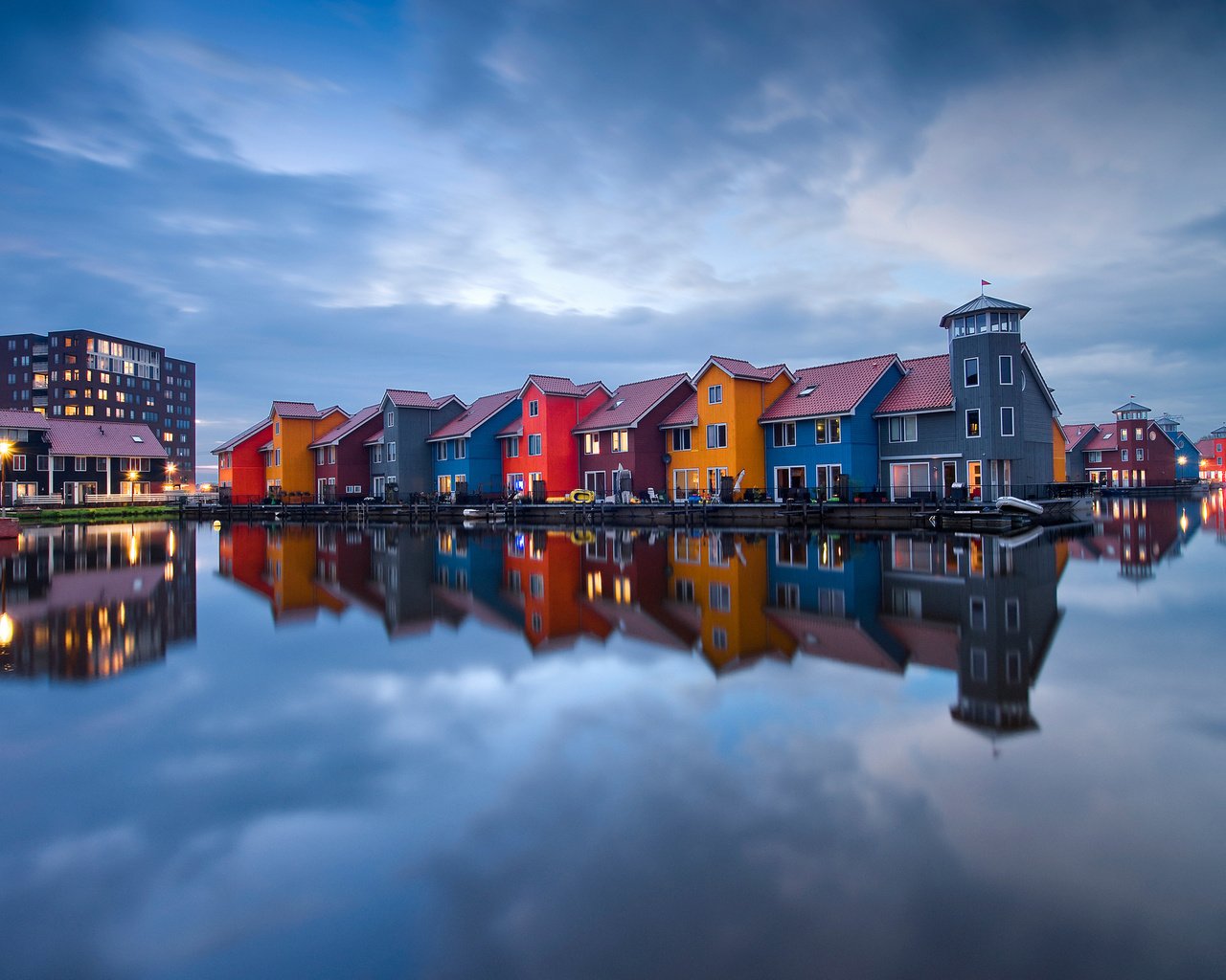 Обои отражение, дома, нидерланды, гронинген, reflection, home, netherlands, groningen разрешение 2048x1367 Загрузить