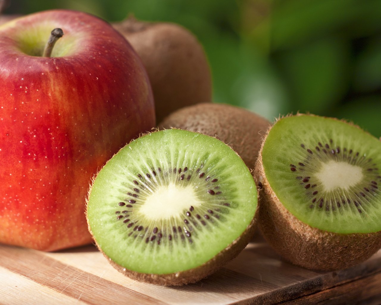 Обои фрукты, яблоки, киви, fruit, apples, kiwi разрешение 3888x2592 Загрузить