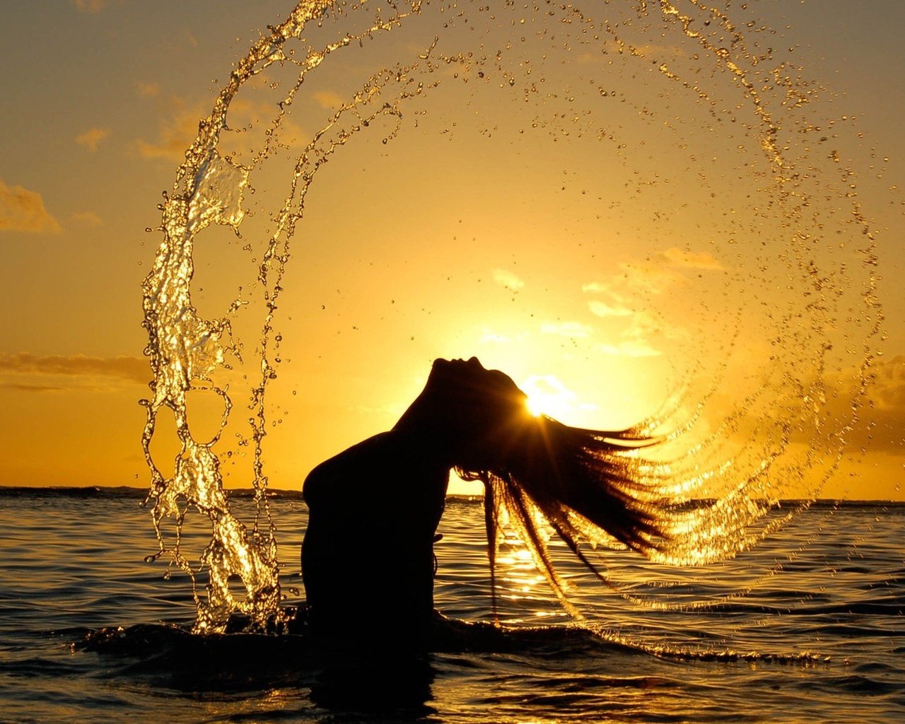 Обои вода, закат, девушка, брызги, волосы, water, sunset, girl, squirt, hair разрешение 1920x1200 Загрузить