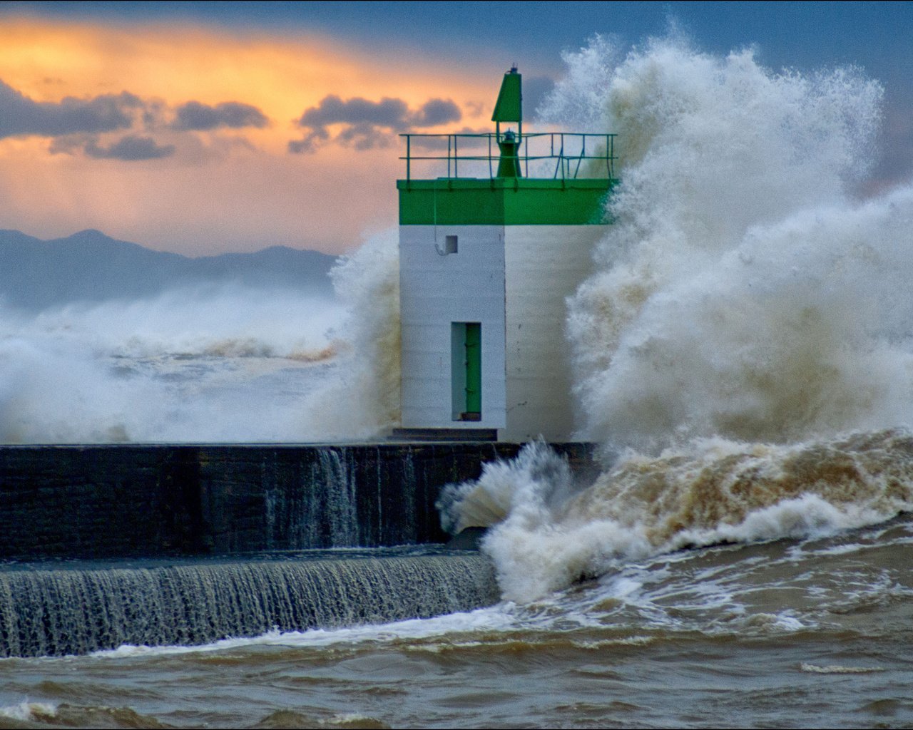 Обои море, маяк, волна, причал, морская пена, sea, lighthouse, wave, pier, sea foam разрешение 3674x2460 Загрузить