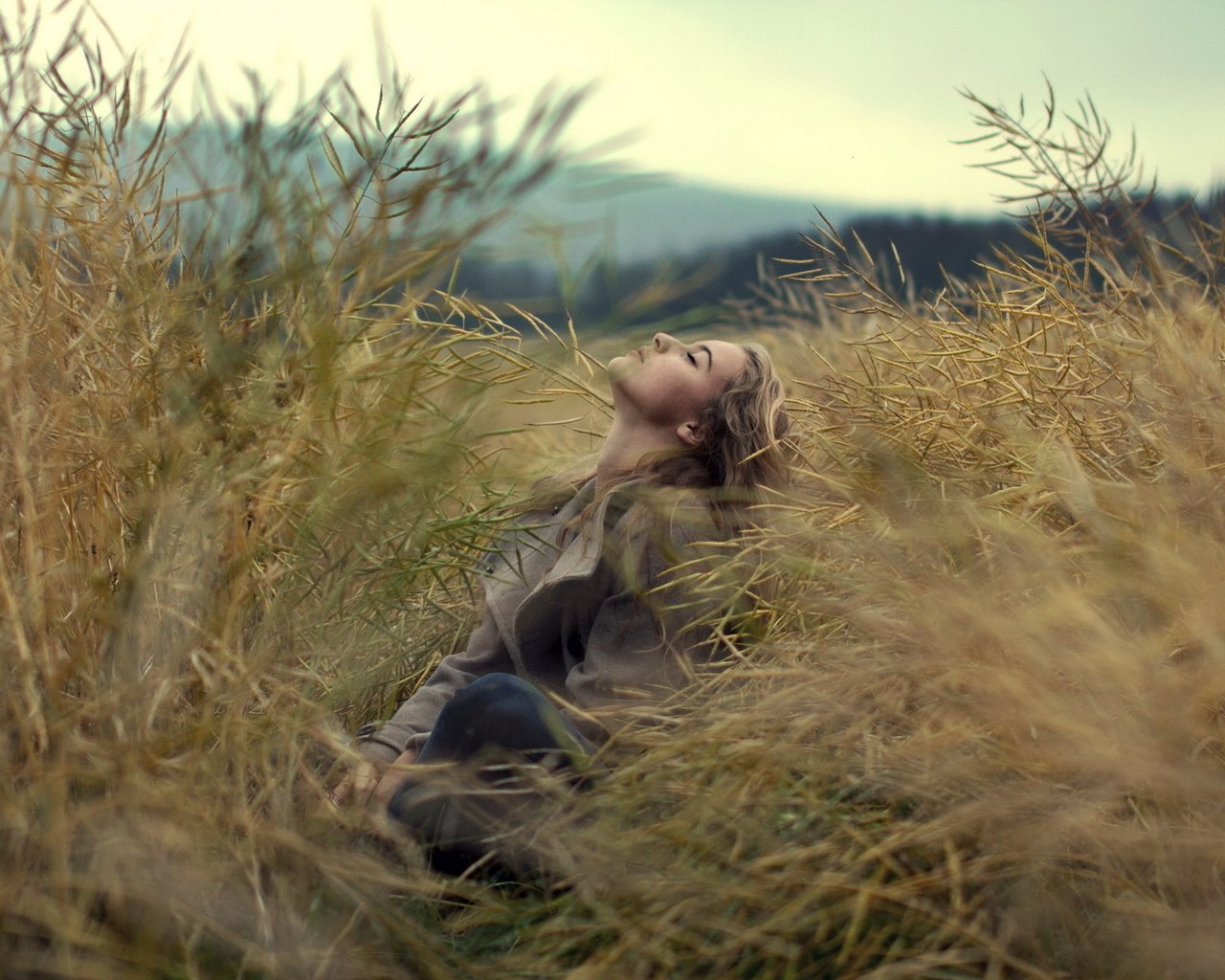 Девушка лежит в поле