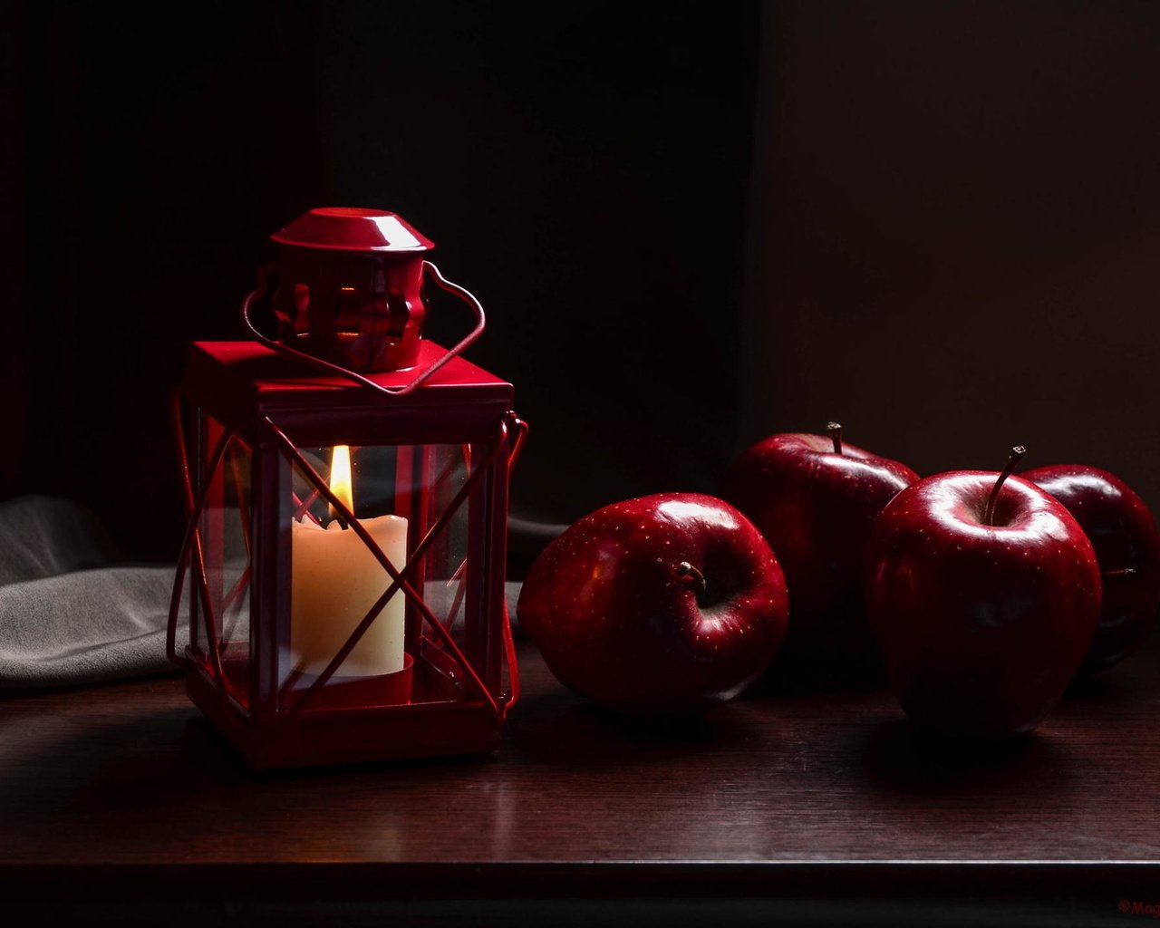 Обои фрукты, яблоки, фонарь, свеча, fruit, apples, lantern, candle разрешение 2048x1433 Загрузить