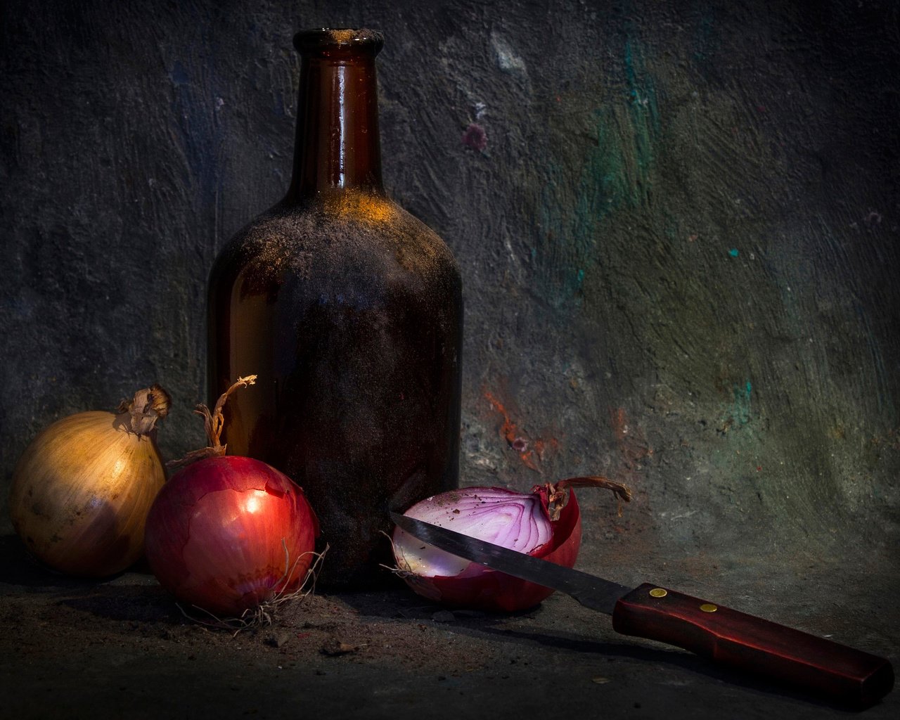 Обои лук, темный фон, бутылка, нож, натюрморт, bow, the dark background, bottle, knife, still life разрешение 2023x1331 Загрузить