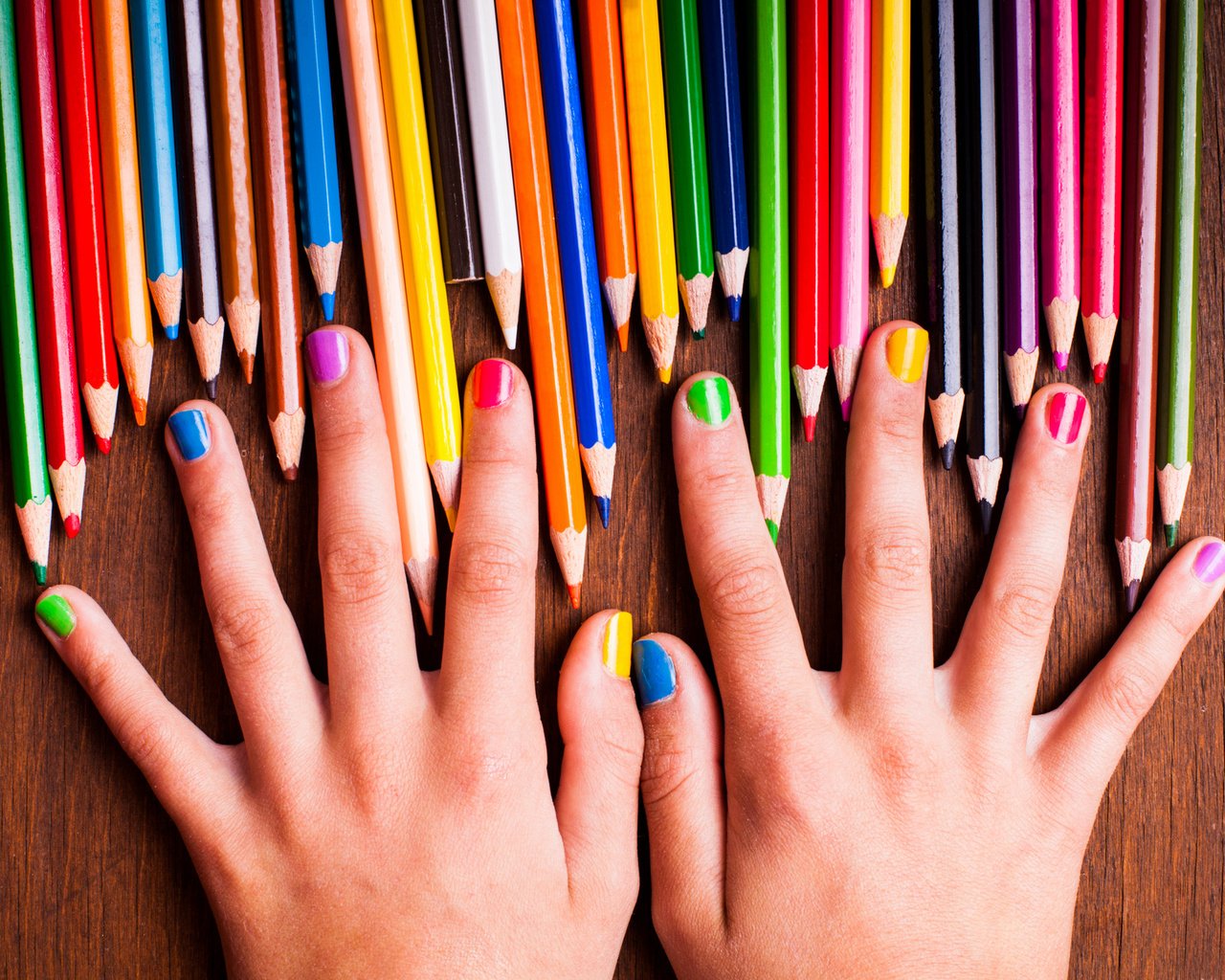 Обои настроение, разноцветные, карандаши, руки, пальцы, цветные карандаши, маникюр, mood, colorful, pencils, hands, fingers, colored pencils, manicure разрешение 1920x1280 Загрузить