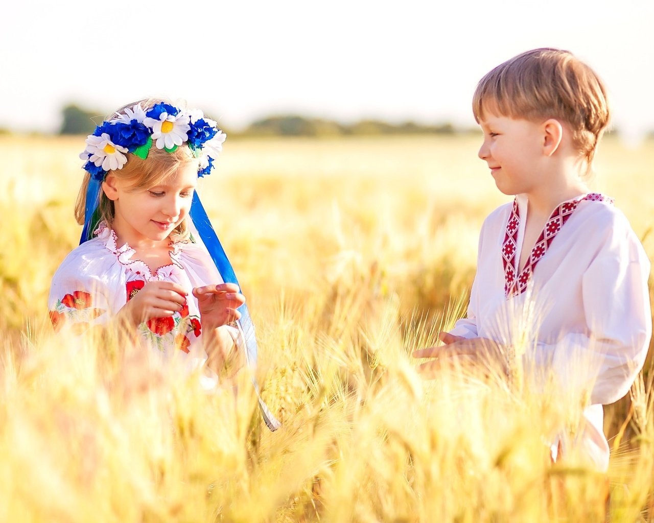 Обои поле, девочка, пшеница, мальчик, field, girl, wheat, boy разрешение 2100x1380 Загрузить