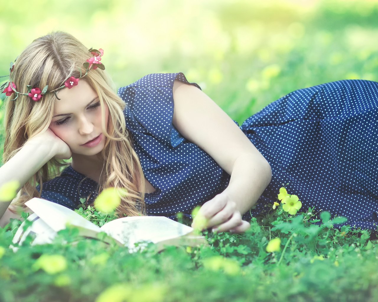 Обои девушка, блондинка, модель, венок, книга, кери рут гарсия, girl, blonde, model, wreath, book, keri rut garcia разрешение 2048x1269 Загрузить