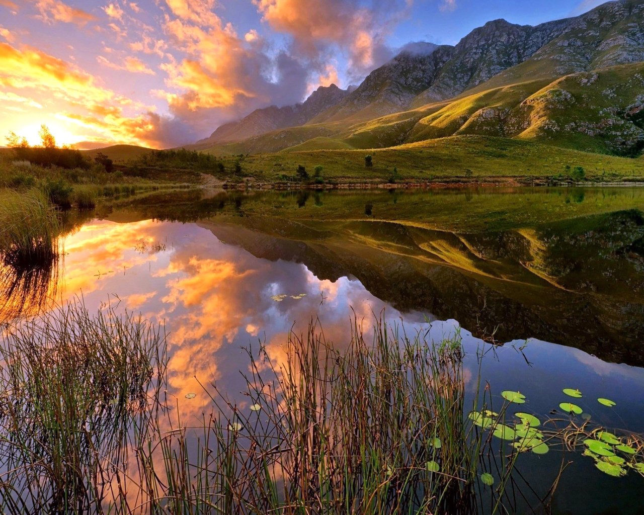 Обои небо, облака, озеро, горы, закат, отражение, the sky, clouds, lake, mountains, sunset, reflection разрешение 1920x1200 Загрузить