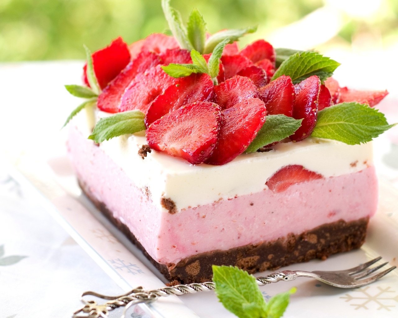 Обои мята, клубника, ягоды, тарелка, торт, пирожное, чизкейк, mint, strawberry, berries, plate, cake, cheesecake разрешение 2560x1600 Загрузить