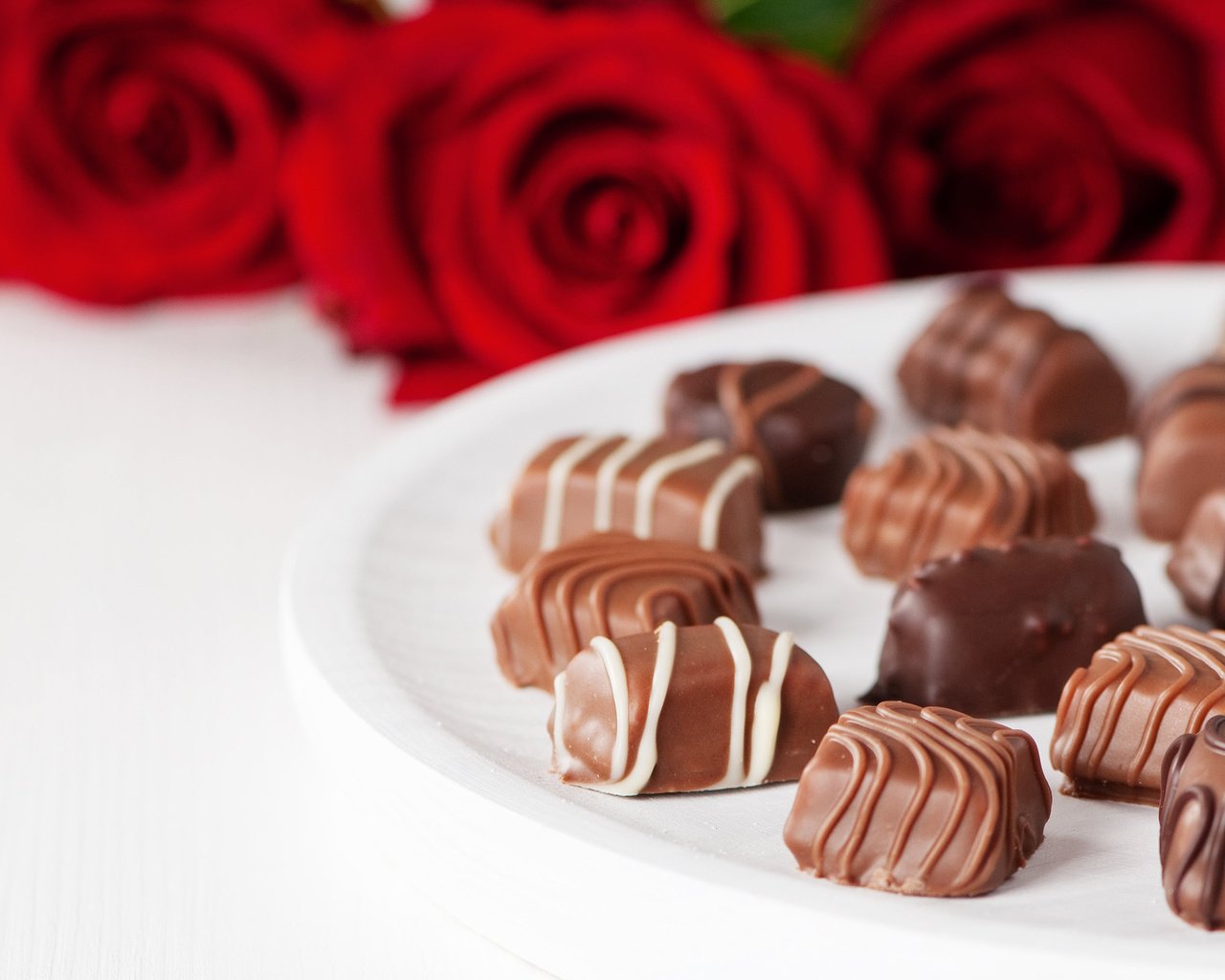 Обои розы, конфеты, шоколадные, roses, candy, chocolate разрешение 2880x1800 Загрузить