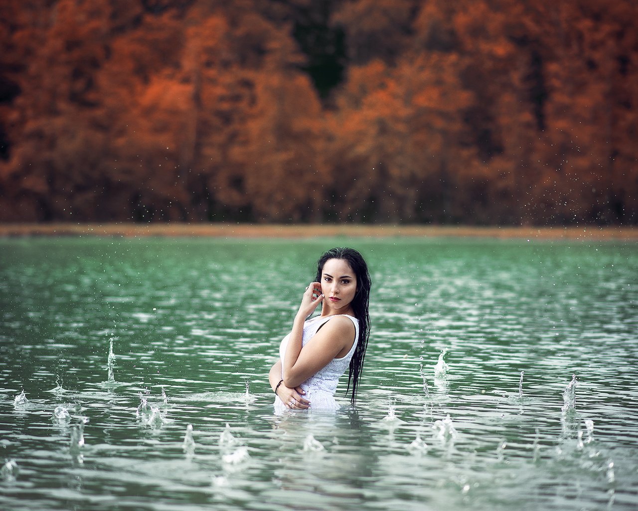 Обои озеро, девушка, дождь, lake, girl, rain разрешение 2000x1335 Загрузить