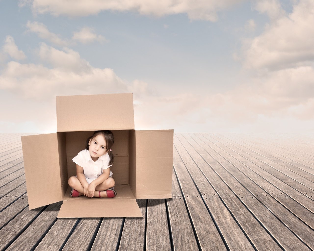 Обои небо, облака, фон, дети, девочка, ребенок, коробка, the sky, clouds, background, children, girl, child, box разрешение 2362x1865 Загрузить